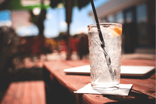 透明なグラスに入った水