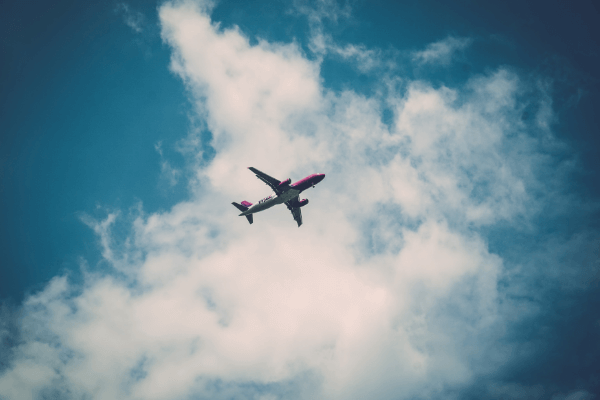 空を飛んでいる飛行機の画像