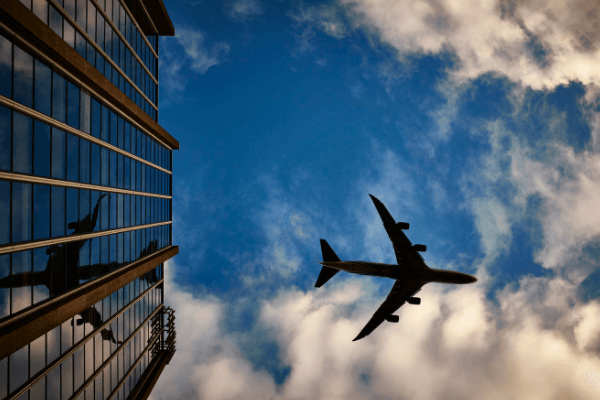 空を飛んでいる飛行機の写真