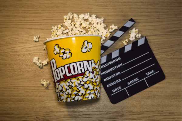 ポップコーンの容器からポップコーンが溢れている画像